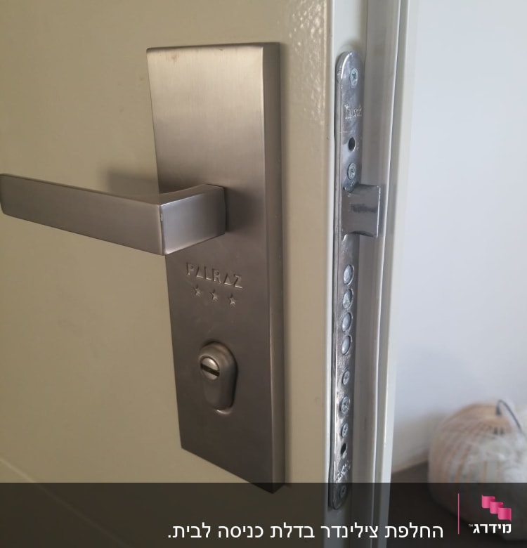 מנעול דלת מתכת עם ידית כסופה ובריחים